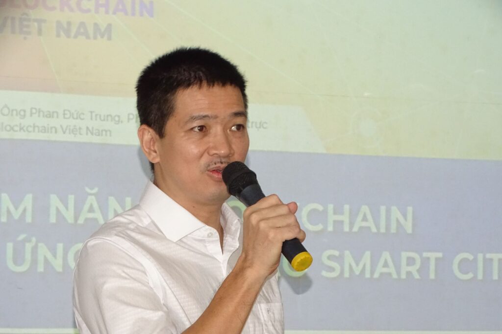 Ông Hoàng Đức Trung, Phó chủ tịch Thường trực Hiệp hội Blockchain Việt Nam chia sẻ tại hội thảo sáng 18/8. Ảnh: Hà An